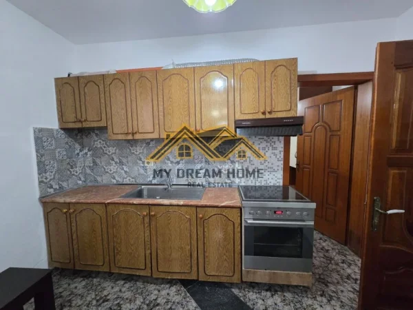 Durres, jepet me qera apartament 2+1 , 80 m² 300 € (lagja nr 17)