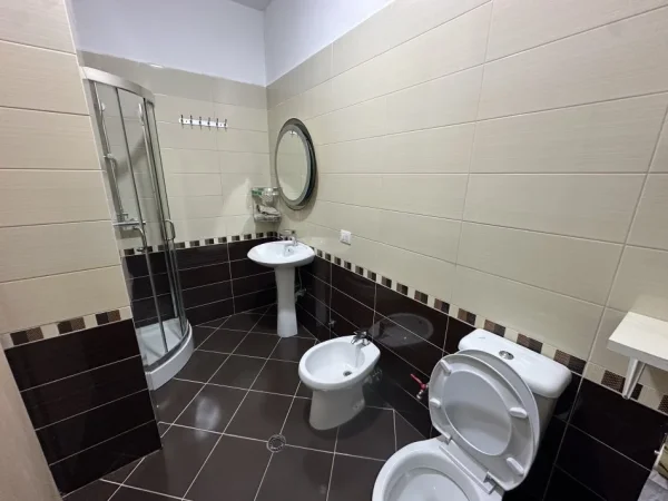 Tirane, jepet me qera apartament 1+1+Ballkon Kati 4, 73 m² 420 € (Rruga Bilal Sina)