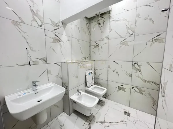 Tirane, jepet me qera ambjent biznesi Kati 1, 160 m² 2.200 € (Islam Alla)