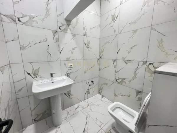 Tirane, jepet me qera ambjent biznesi Kati 1, 160 m² 2.200 € (Islam Alla)