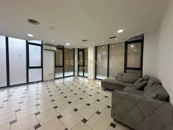 Tirane, jepet me qera ambjent biznesi Kati 1, 160 m² 2.200 € (Islam Alla)