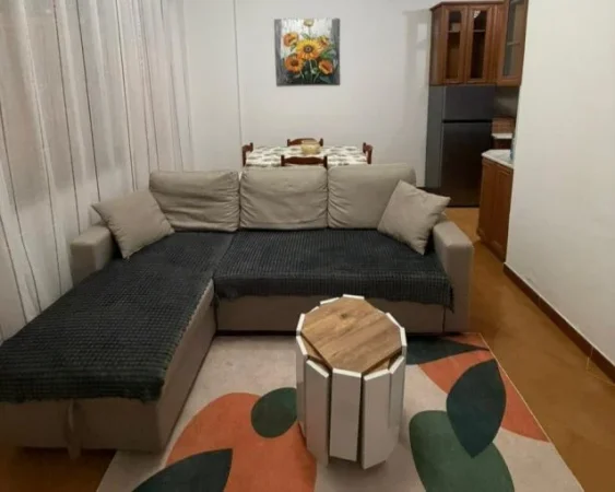 Tirane, jepet me qera apartament 1+1+Aneks+Ballkon Kati 3, 76 m² 600 € (komuna e parisit)