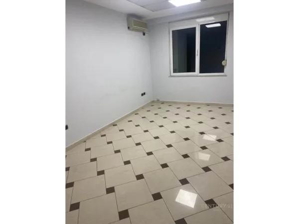Tirane, jepet me qera ambjent biznesi Kati 4, 125 m² 1.250 € 