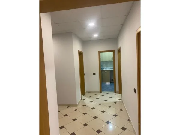 Tirane, jepet me qera ambjent biznesi Kati 4, 125 m² 1.250 € 