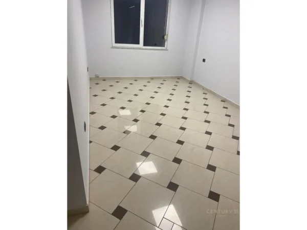 Tirane, jepet me qera ambjent biznesi Kati 4, 125 m² 1.250 € 