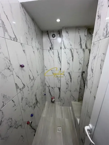 Tirane, jepet me qera zyre Kati 0, 90 m² 700 € (RRUGA 4 DESHMORET)