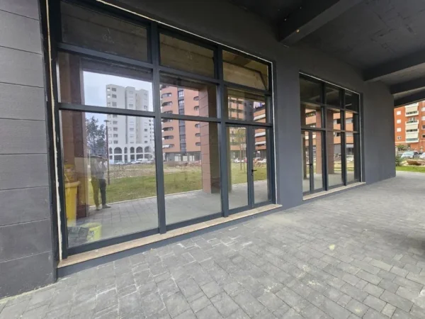 Tirane, jepet me qera ambjent biznesi Kati 0, 150 m² 3.000 € (Oasis)