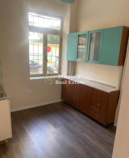 Tirane, jepet me qera ambjent biznesi Kati 1, 72 m² 1.500 € (Rruga e Dibres)