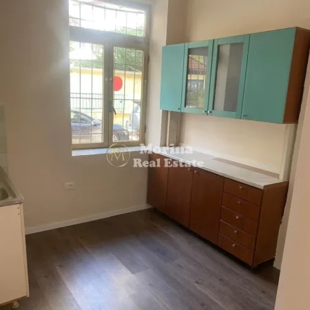 Tirane, jepet me qera ambjent biznesi Kati 1, 72 m² 1.500 € (Rruga e Dibres)