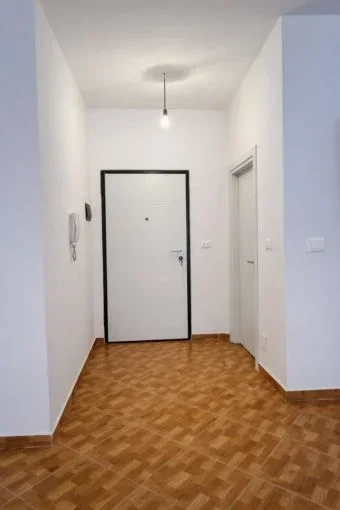 Tirane, jepet me qera ambjent biznesi Kati 4, 70 m² 400 € (astir)