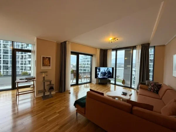 Tirane, jepet me qera apartament 2+1 Kati 6, 120 m² 2.000 € (Liqeni Artifical)