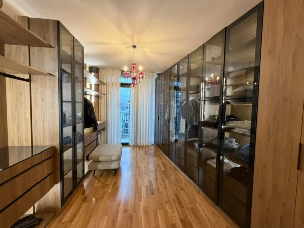 Tirane, jepet me qera apartament 2+1 Kati 6, 120 m² 2.000 € (Liqeni Artifical)