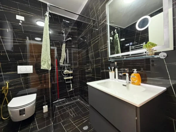 Tirane, jepet me qera apartament 2+1 Kati 6, 120 m² 2.000 € (Liqeni Artifical)