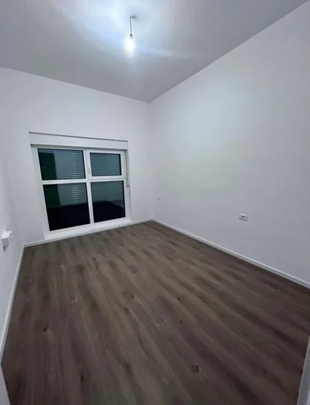 Tirane, jepet me qera apartament 1+1 , 60 m² 350 € (Ali Demi)