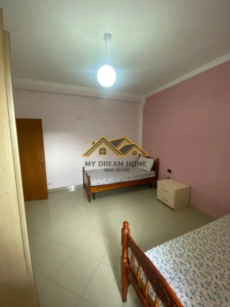 Durres, shitet shtepi 3+1 Kati 1, 330 m² (spitali)