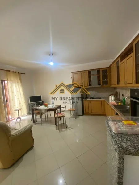 Durres, shitet shtepi 3+1 Kati 1, 330 m² (spitali)