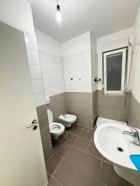 Tirane, jepet me qera apartament 1+1 Kati 9, 60 m² 550 € (ISH PARKU I AUTOBUZEVE)