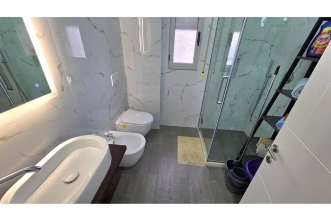 Vlore - Lungomare, jepet me qera apartament 2+1 , 110 m² 760 € (Vijë e parë, tek Rrapi – Rruga Dhimitër Konomi)