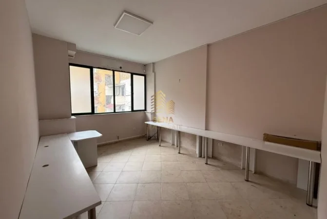 Tirane, jepet me qera ambjent biznesi Kati 2, 124 m² 950 € (21 Dhjetori, Rruga Muhamed Gjollesha)