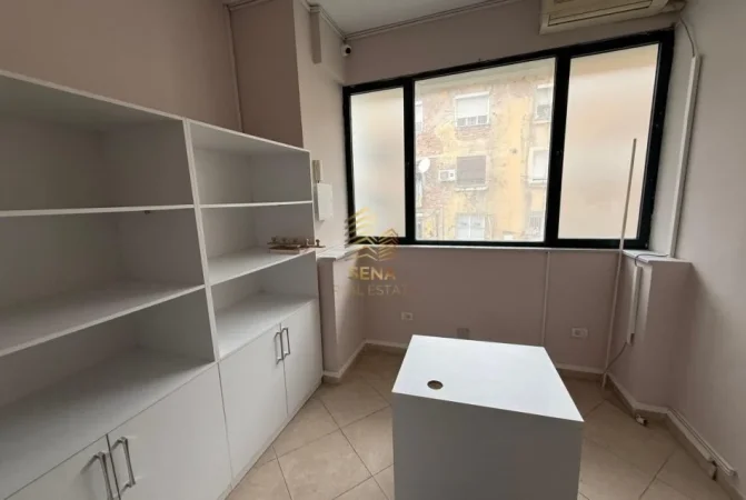 Tirane, jepet me qera ambjent biznesi Kati 2, 124 m² 950 € (21 Dhjetori, Rruga Muhamed Gjollesha)
