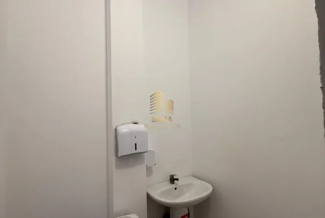 Tirane, jepet me qera ambjent biznesi Kati 2, 124 m² 950 € (21 Dhjetori, Rruga Muhamed Gjollesha)