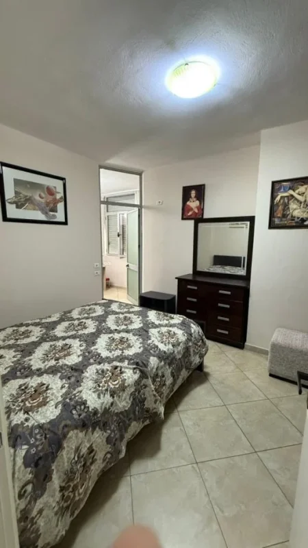 Tirane, jepet me qera apartament 2+1 Kati 4, 85 m² 550 € (Qender)