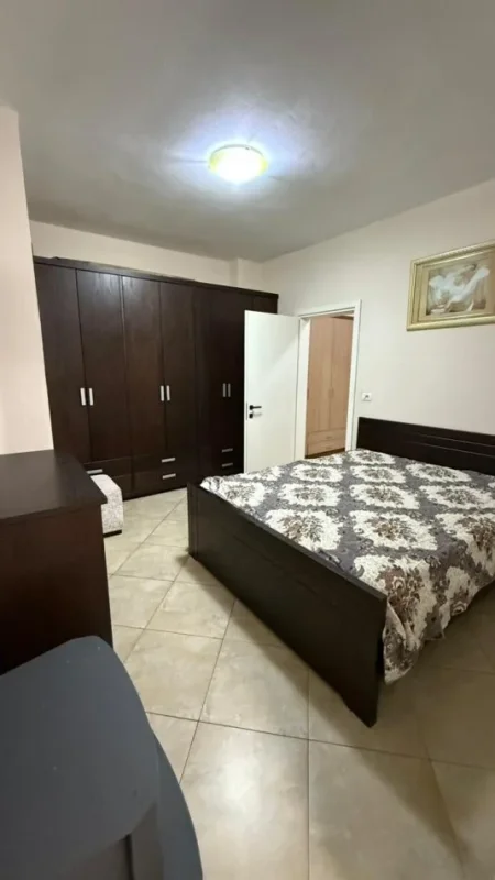 Tirane, jepet me qera apartament 2+1 Kati 4, 85 m² 550 € (Qender)