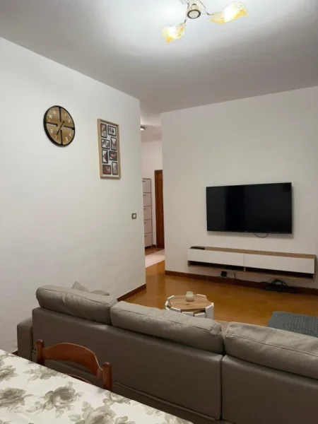 Tirane, jepet me qera apartament 1+1+Aneks+Ballkon Kati 3, 76 m² 600 € (vasil shanto)