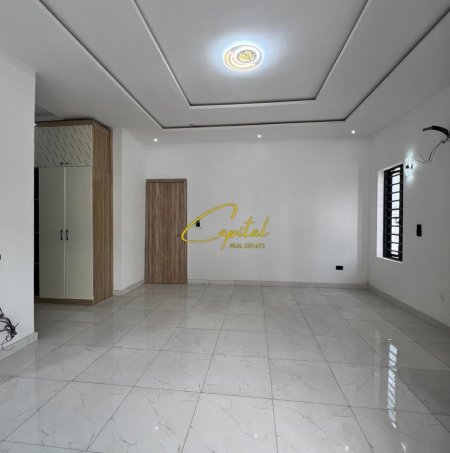 Tirane, jepet me qera dyqan Kati 0, 35 m² 2.800 € (21 DHJETORI)