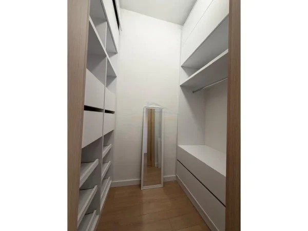 Tirane, jepet me qera apartament 1+1 Kati 7, 60 m² 800 € (MYSLYM SHYRI)