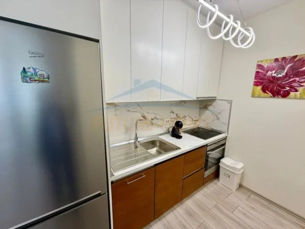 Tirane, jepet me qera apartament 1+1 Kati 8, 70 m² 900 € (RRUGA E KOSOVAREVE)