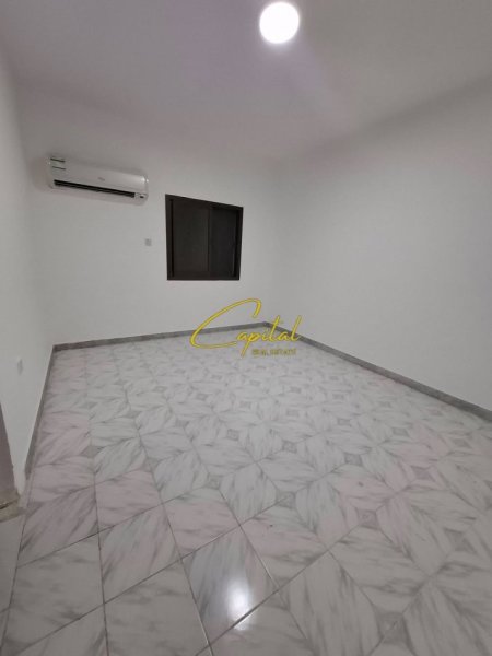 Tirane, jepet me qera dyqan Kati 0, 45 m² 3.300 € (21 DHJETORI)