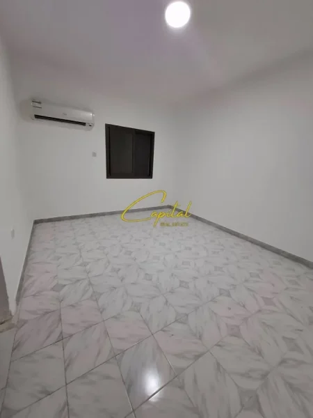 Tirane, jepet me qera dyqan Kati 0, 45 m² 3.300 € (21 DHJETORI)
