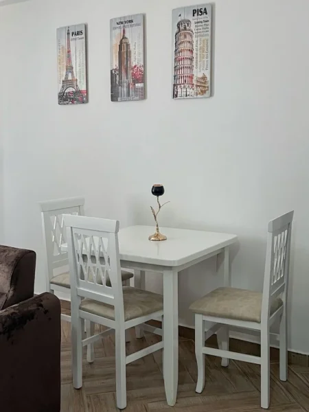 Jepet me Qera Apartament 2+1 ne 5 Maji ,pas Concordit,   700 €uro