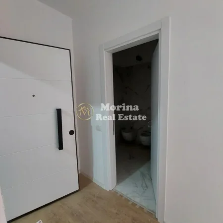 Tirane, jepet me qera apartament 3+1 Kati 8, 125 m² 350 € (Univers City)