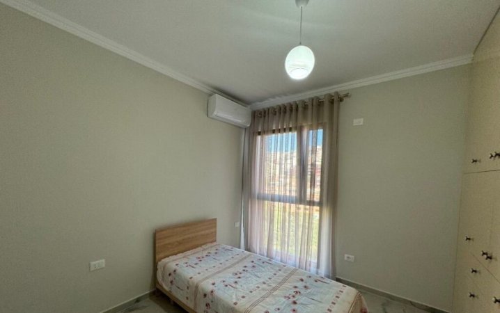 Tirane, jepet me qera apartament 2+1+Ballkon Kati 4, 86 m² 700 € (Kopshti Botanik)