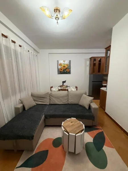 Tirane, jepet me qera apartament 1+1 Kati 3, 76 m² 600 € (KOMUNA E PARISIT)