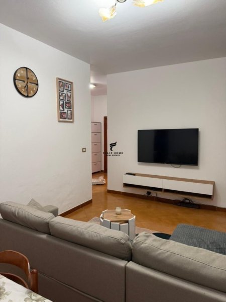 Tirane, jepet me qera apartament 1+1 Kati 3, 76 m² 600 € (KOMUNA E PARISIT)