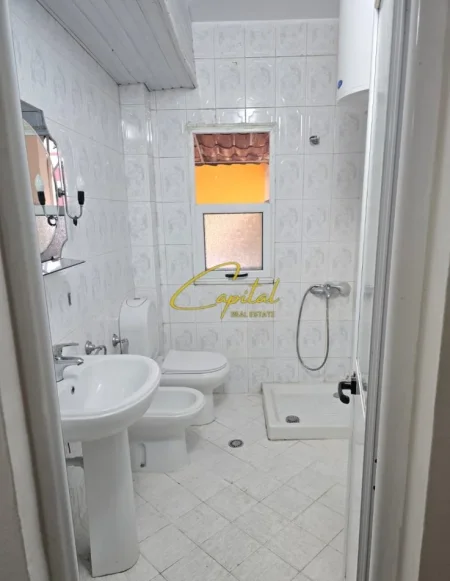Tirane, jepet me qera apartament 1+1 Kati 3, 65 m² 430 € (PORCELAN)