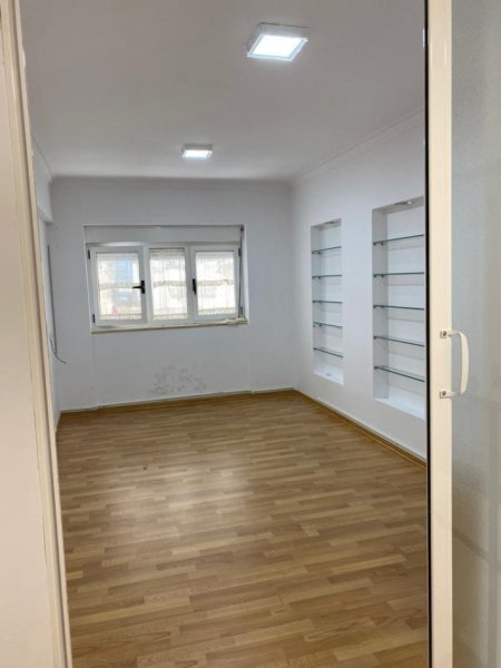 Tirane, jepet me qera zyre Kati 0, 120 m² 1.400 € (QENDER)