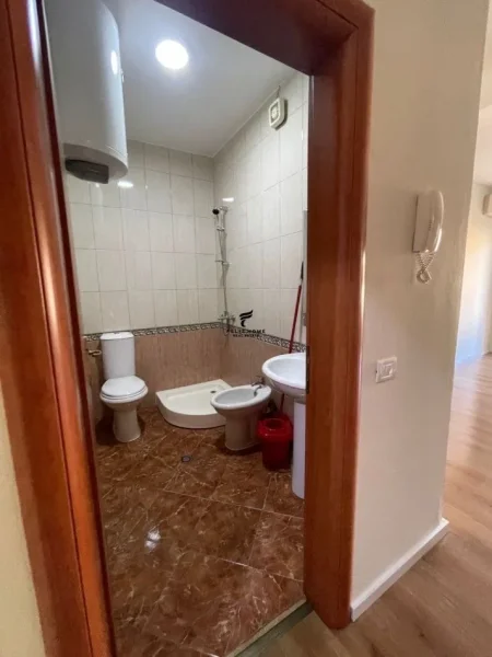 Tirane, jepet me qera apartament 1+1 Kati 5, 63 m² 600 € (KOMUNA E PARISIT)