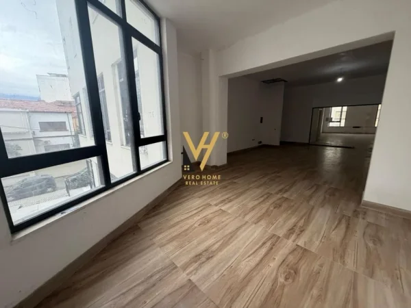 Tirane, jepet me qera zyre Kati 2, 680 m² 15.600 € (MINE PEZA)