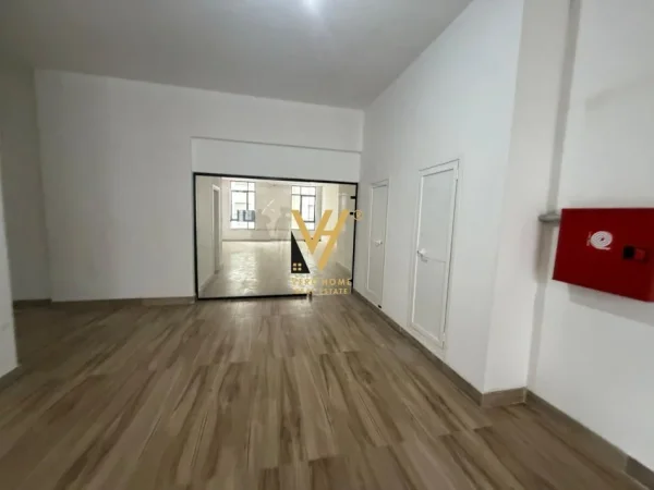 Tirane, jepet me qera zyre Kati 2, 680 m² 15.600 € (MINE PEZA)