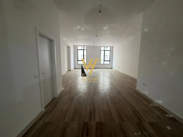 Tirane, jepet me qera zyre Kati 2, 680 m² 15.600 € (MINE PEZA)