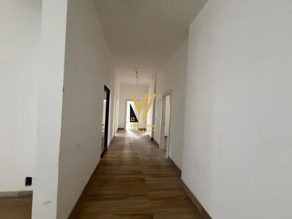 Tirane, jepet me qera zyre Kati 2, 680 m² 15.600 € (MINE PEZA)