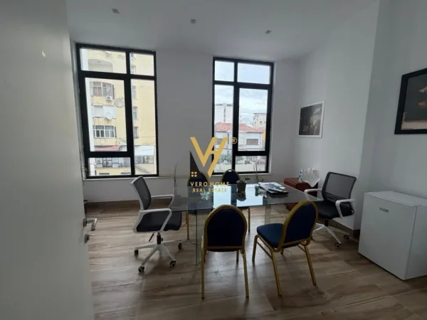 Tirane, jepet me qera zyre Kati 2, 680 m² 15.600 € (MINE PEZA)