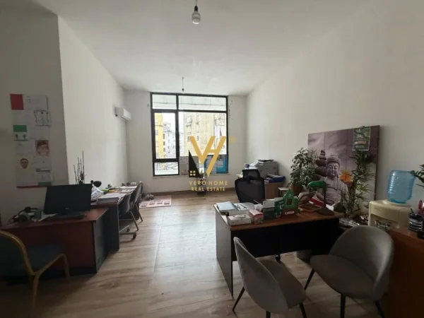 Tirane, jepet me qera zyre Kati 2, 680 m² 15.600 € (MINE PEZA)