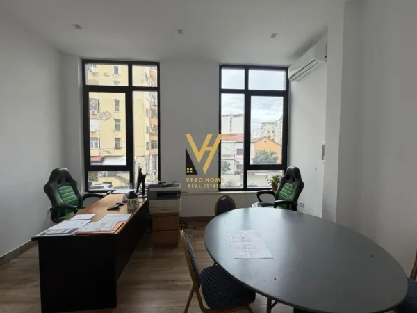 Tirane, jepet me qera zyre Kati 2, 680 m² 15.600 € (MINE PEZA)