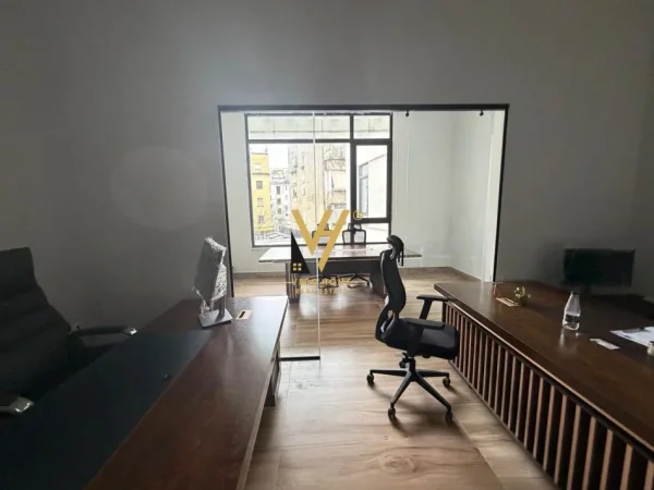 Tirane, jepet me qera zyre Kati 2, 680 m² 15.600 € (MINE PEZA)
