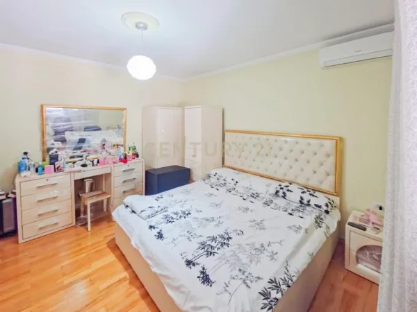 Tirane, shitet Vile 3 Katshe Kati 3, 444 m² 490.000 € (hipoteka)